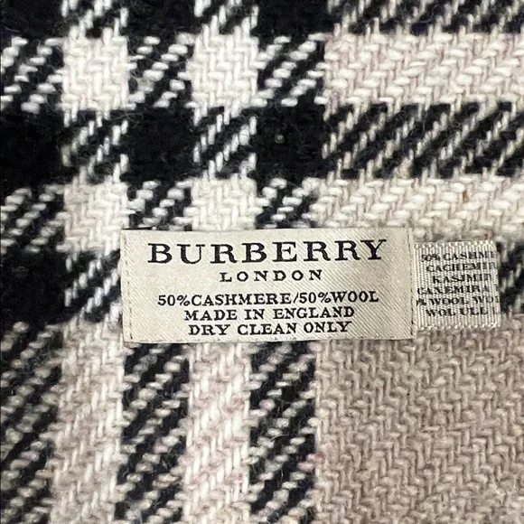 Burberry cashmere wool blend scarf. - Picture 5 of 5